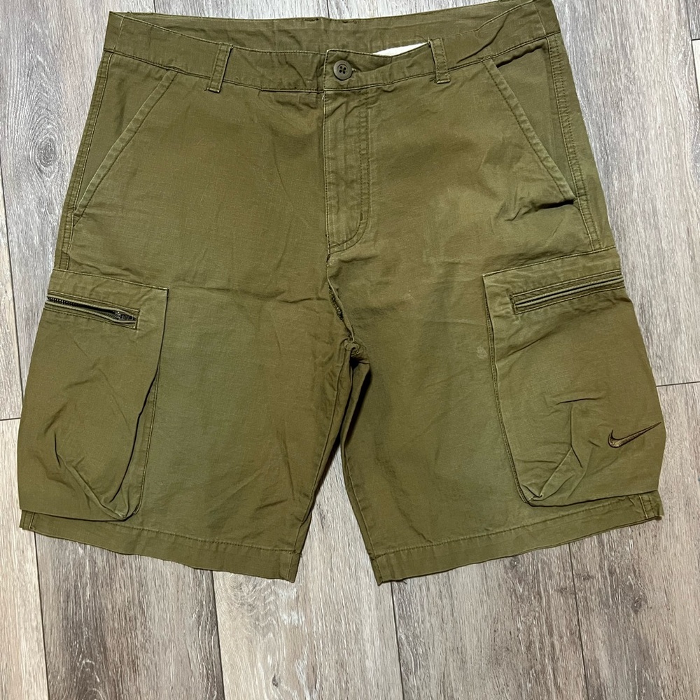 Nike Vintage Men's Olive Cargo Shorts size 34